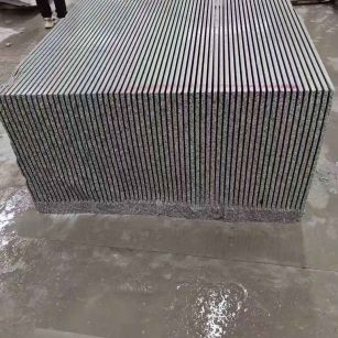 衢州芝麻白毛板荒料切割